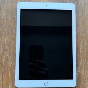 Apple iPad Pro Tablet (32GB, Wi-Fi,
9.7') Rose Gold